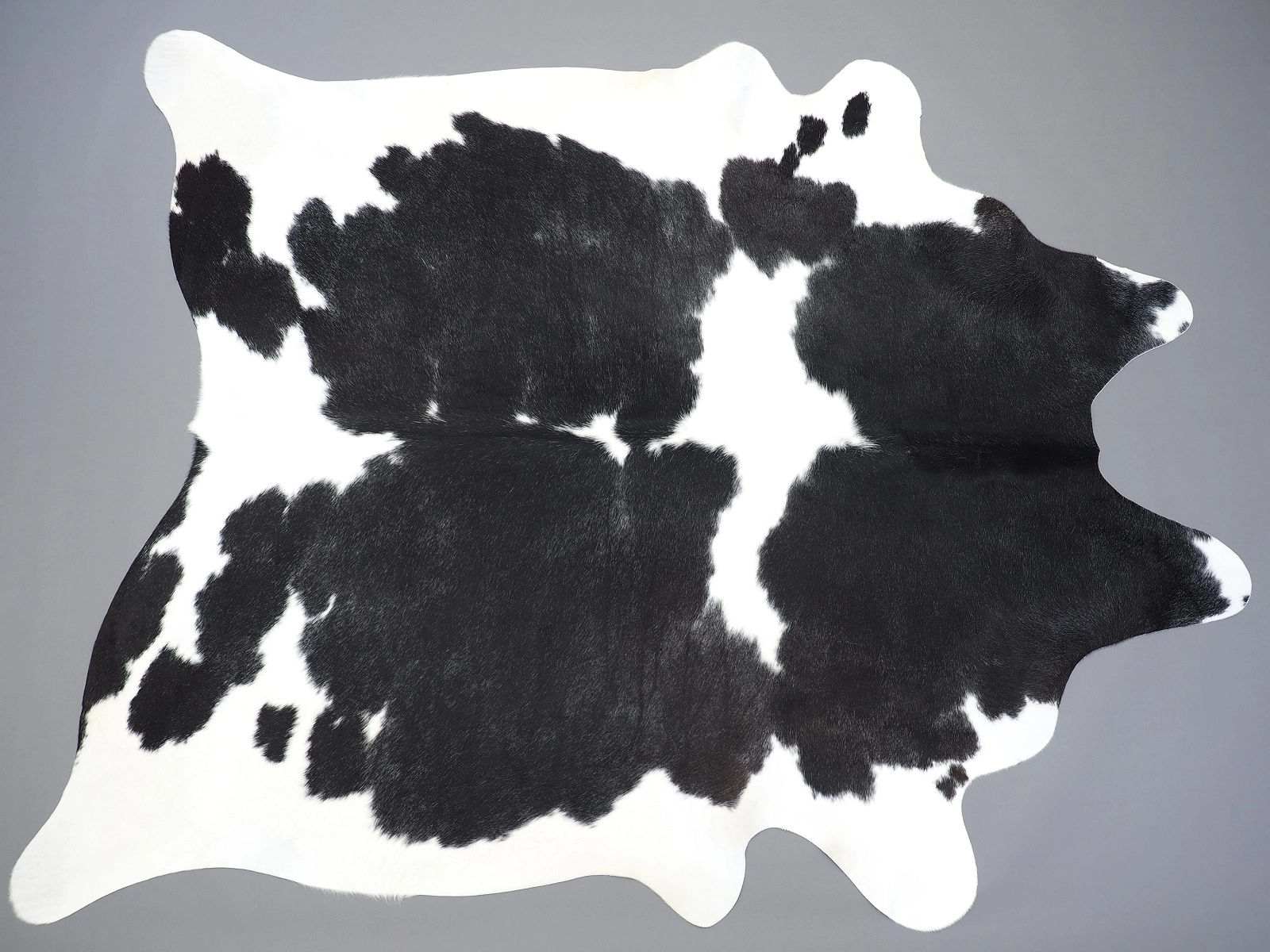 Натуральная коровья шкуры черно-белая на пол 26360 — купить по выгодной цене в интернет-магазине Cowhide