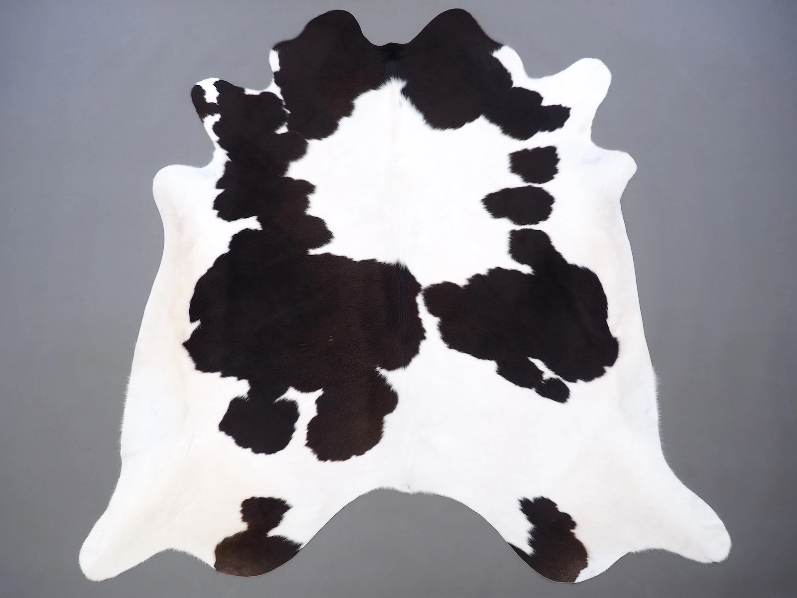 Шкура коровы натуральная черно-белая на пол 30401 купить в интернет магазине Cowhide