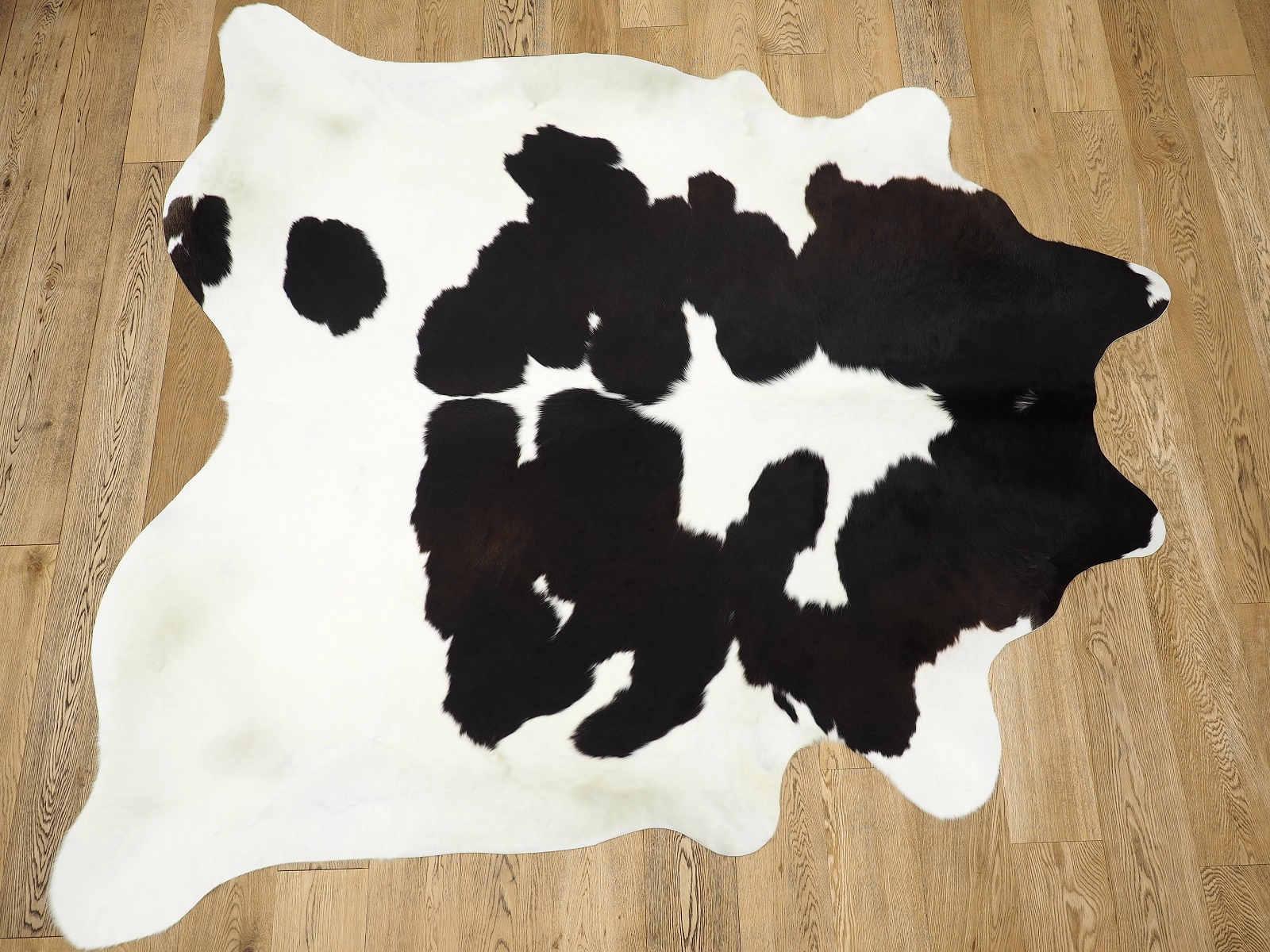Натуральная шкура коровы черно-белая 26383 на пол — купить по выгодной цене в интернет-магазине Cowhide