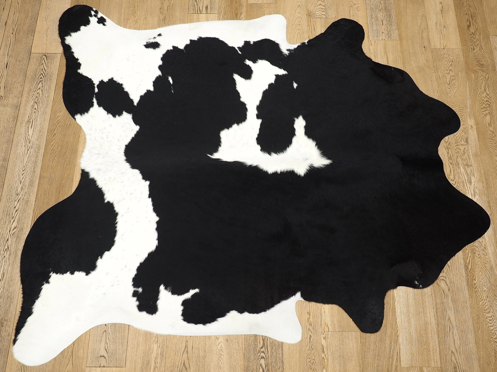 Шкура коровы ковер 26409 натуральная черно-белая купить на пол