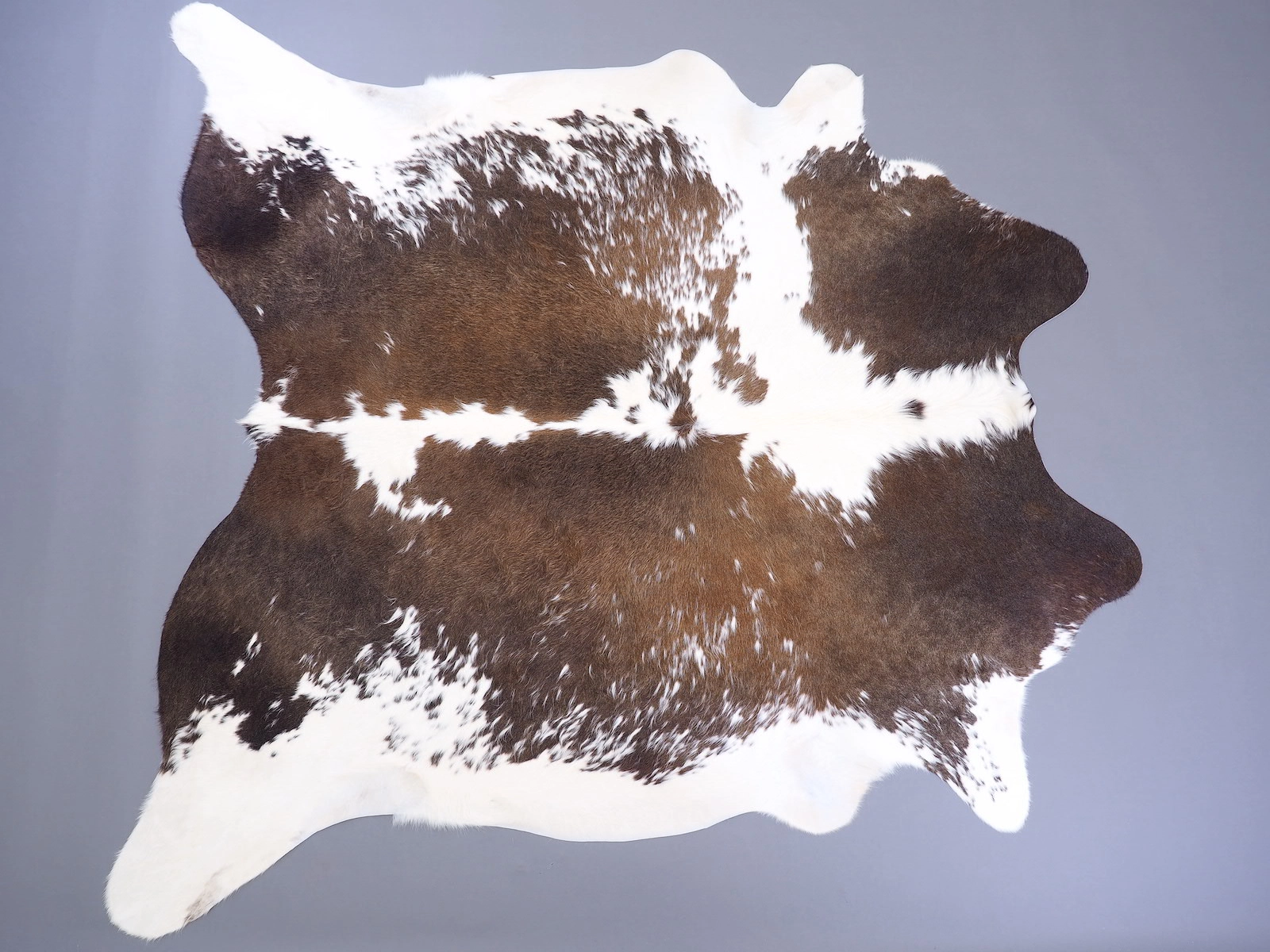 Ковер-коровья шкура натуральная черно-белая красноватая 29509 — купить по выгодной цене в интернет-магазине Cowhide
