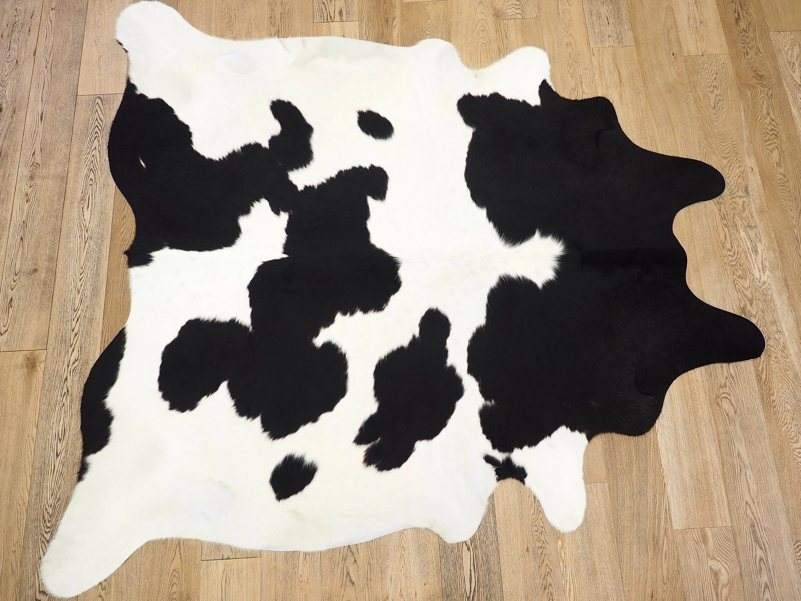 Шкура коровы натуральная черно-белая на пол 26373 — купить по выгодной цене в интернет-магазине Cowhide