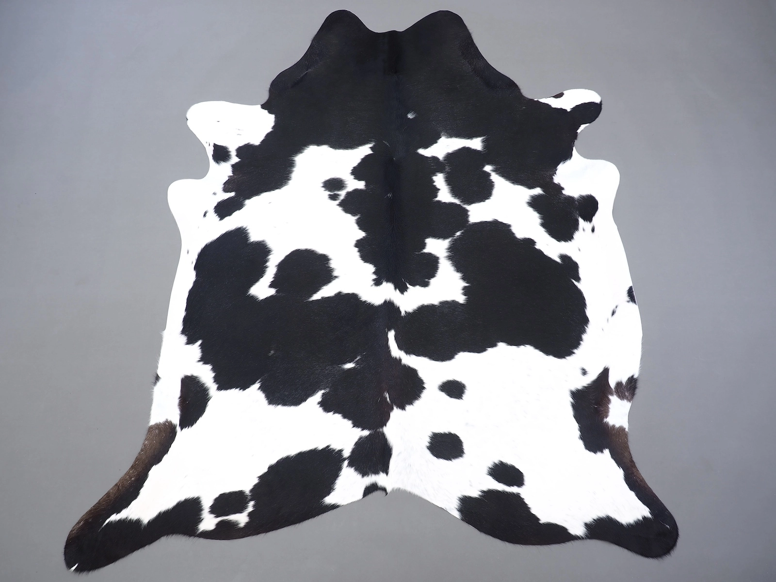 Шкура коровы черно-белая натуральная 30400 купить в интернет магазине Cowhide