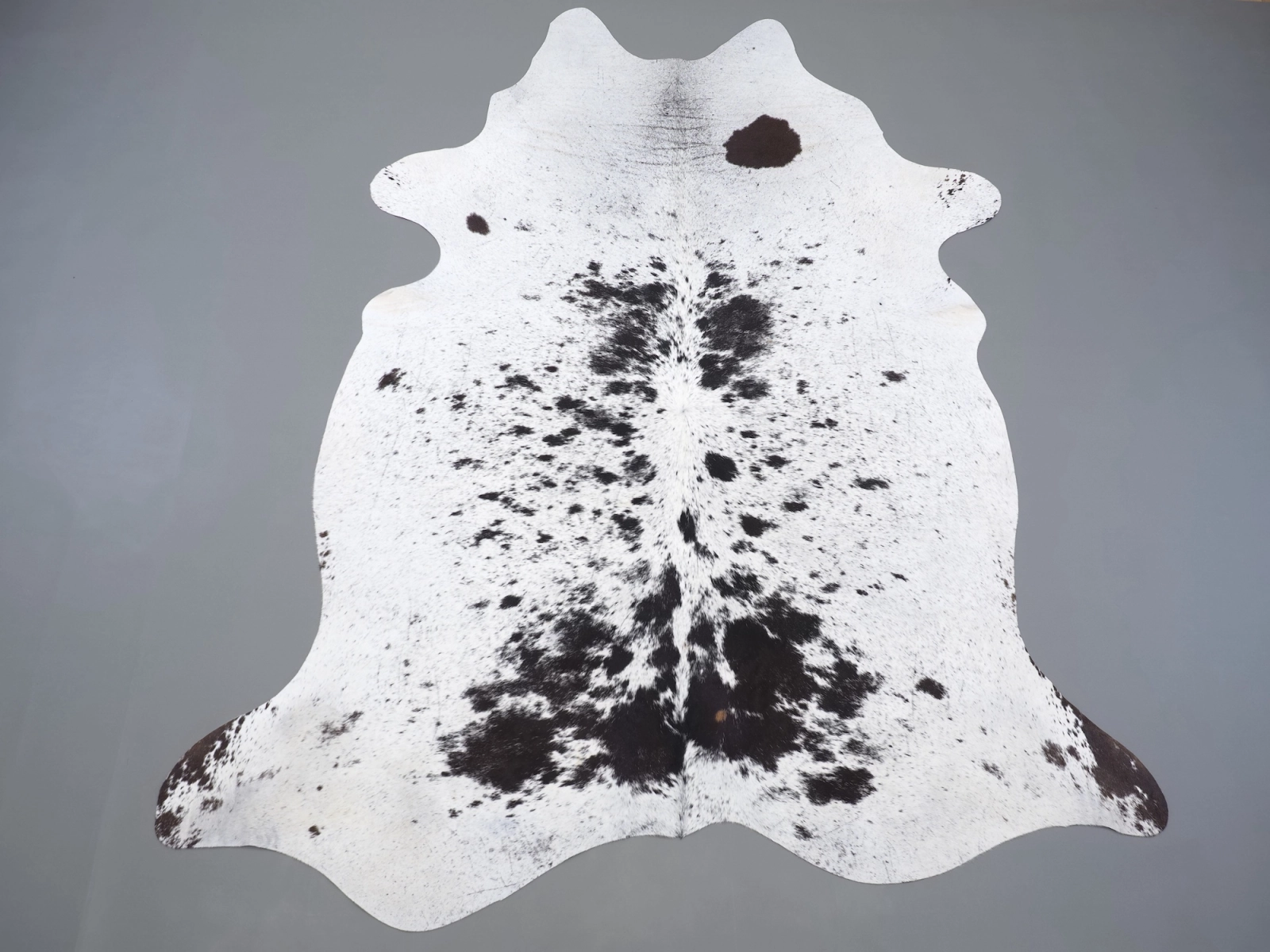 Шкура коровы натуральная – ковер соль и перец 31352 — купить по выгодной цене в интернет-магазине Cowhide