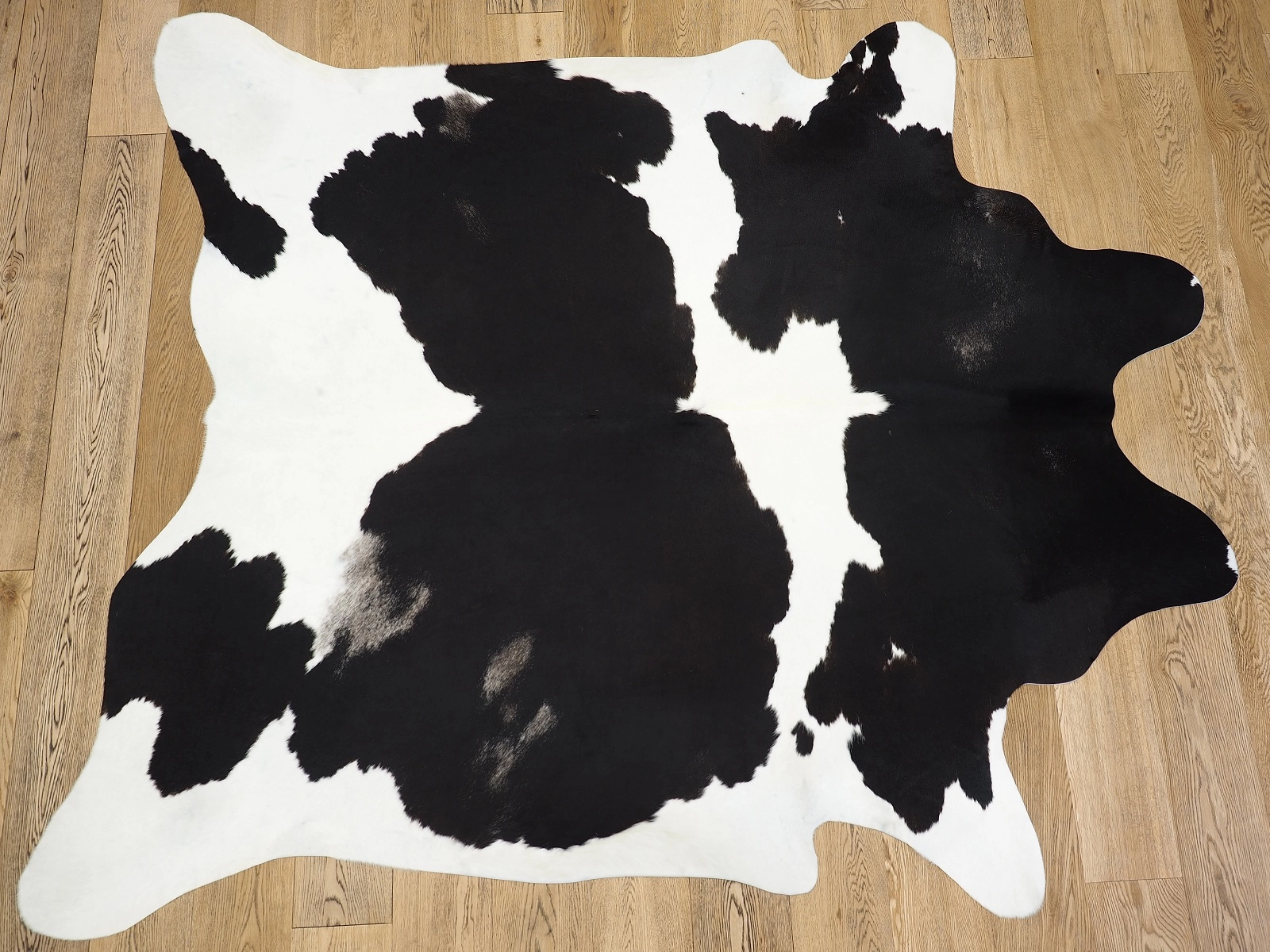 Натуральная коровья шкура черно-белая на пол 26390 — купить по выгодной цене в интернет-магазине Cowhide