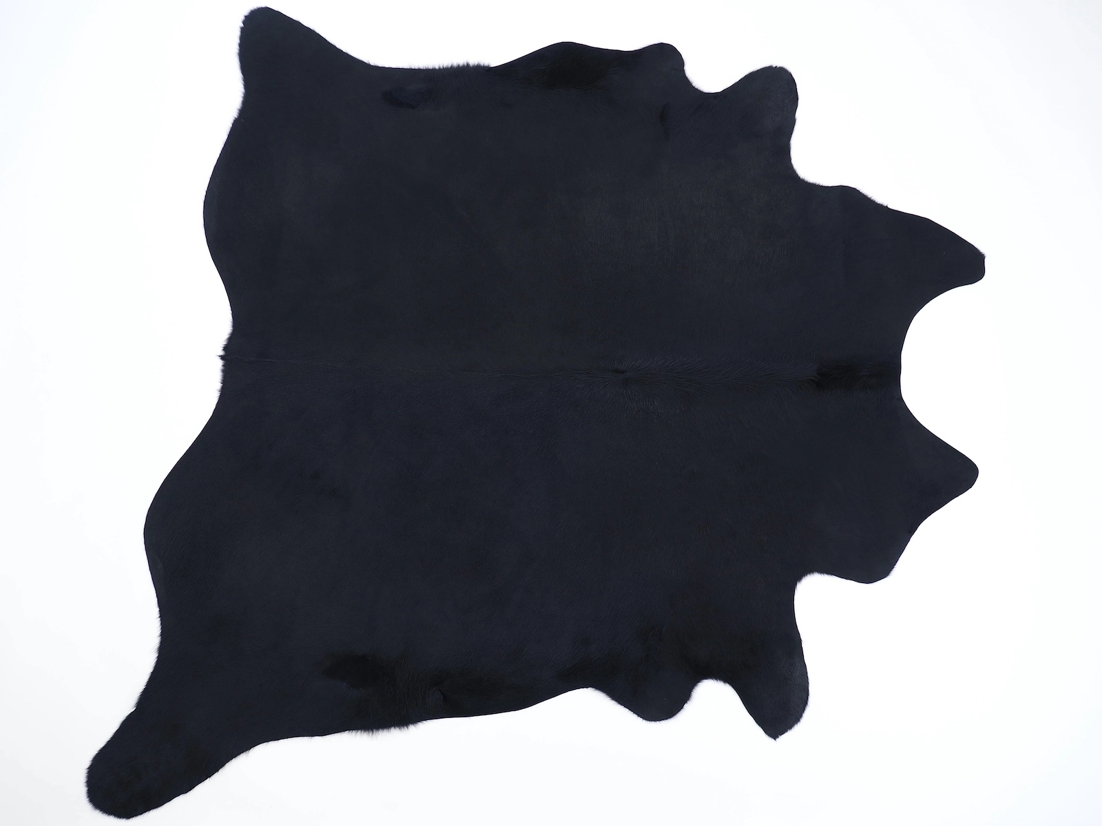 Ковер шкура коровы окрашена в насыщенно черный 30055 — купить по выгодной цене в интернет-магазине Cowhide