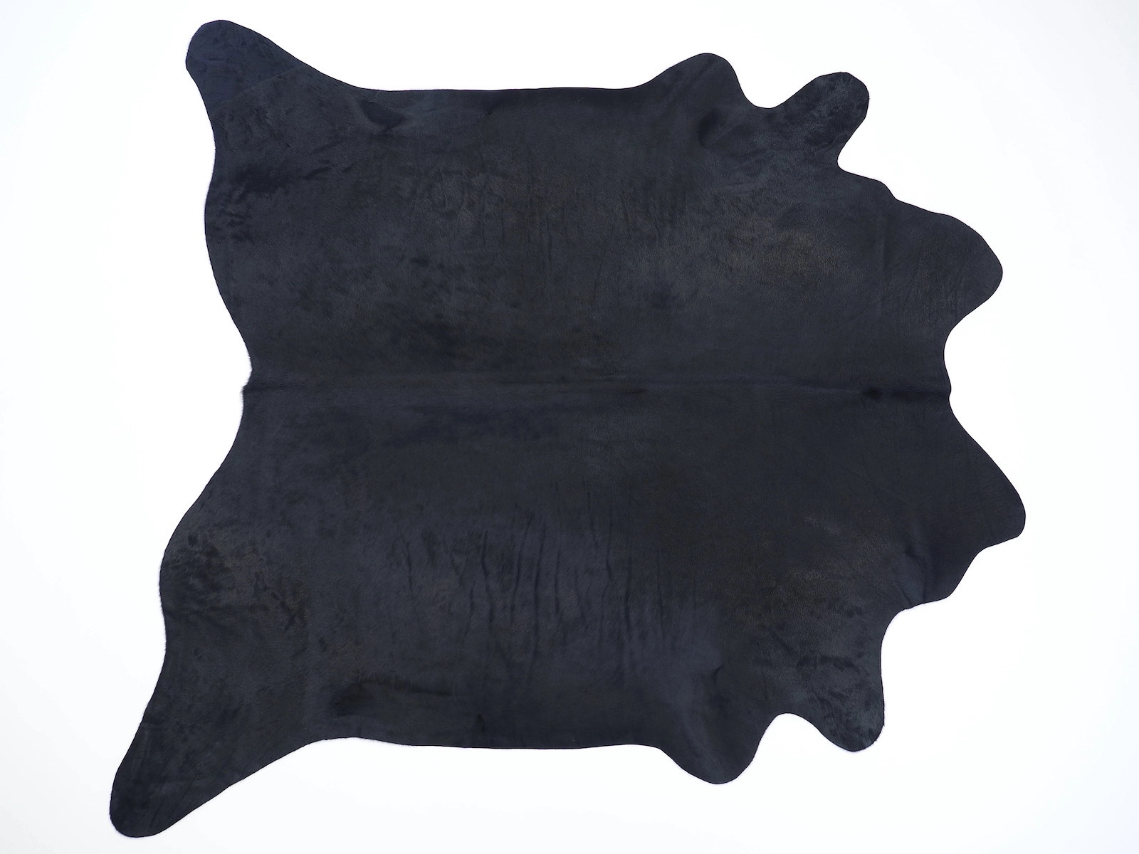 Ковер шкура коровы окрашена в насыщенно черный 30050 — купить по выгодной цене в интернет-магазине Cowhide