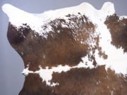 Ковер-коровья шкура натуральная черно-белая красноватая арт.: 29509 - T652fb49d76387457451838