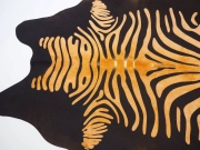 Шкура коровы окрашена оранжевая зебра арт.: 28301 - T653126aad24c4873963130