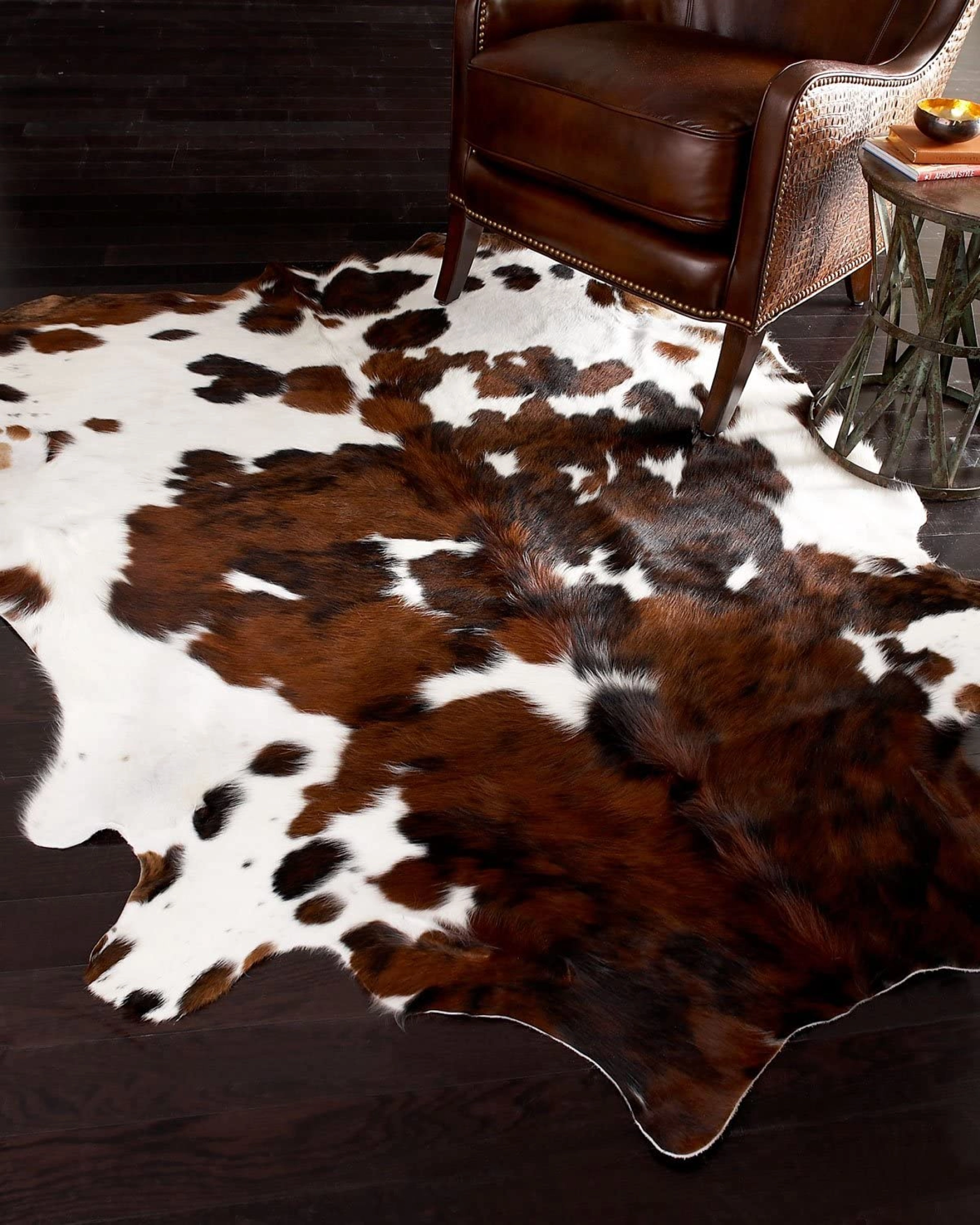 Фото шкура коровы ковер на пол в интерьере интернет-магазин Cowhide